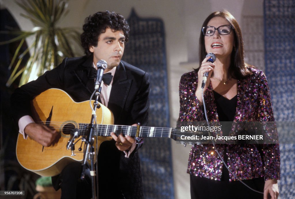 Nana Mouskouri lors d'un show télévisé en 1984