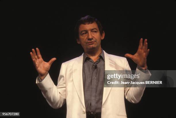 Humoriste français Pierre Desproges au Théâtre Fontaine à Paris le 11 janvier 1984, France.