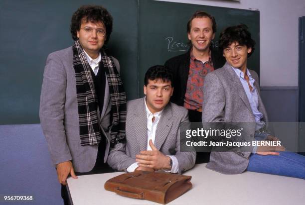 Christophe Bourseiller, Laurent Gamelon, Fabrice Luchini et Patrick Bruel dans le film 'Profs' le 11 mars 1983 dans une salle de classe à Paris,...