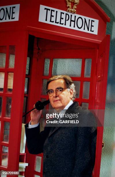 Le présentateur Bernard Pivot dans une cabine téléphonique anglaise sur le plateau de l'émission Bouillon de Culture avec pour thème 'les Anglais...