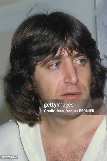Yves Duteil dans sa loge après son concert à l'Olympia le 4 janvier 1984 à Paris, France.