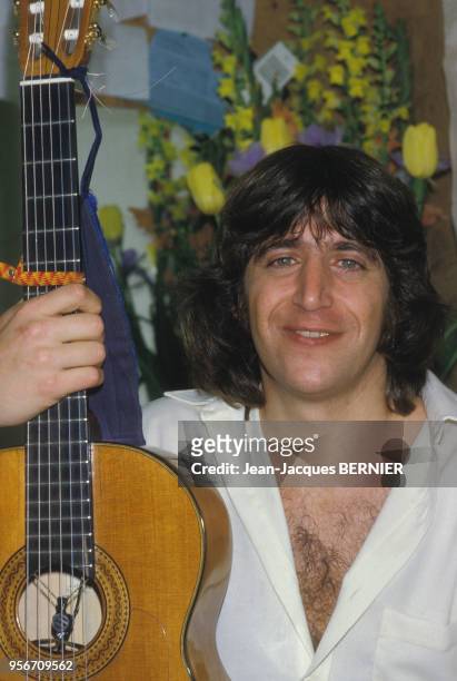Yves Duteil dans sa loge après son concert à l'Olympia le 4 janvier 1984 à Paris, France.