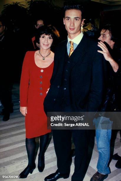 Danièle Evenou et son fils Jean-Baptiste Martin lors de la générale de la pièce 'Panique au Plaza' au théâtre Marigny le 2 octobre 1995 à Paris,...