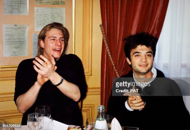 Les deux jeunes acteurs français Guillaume Depardieu et Thomas Langmann au déjeuner des nominés des Césars au Fouquet's en 1994 à Paris, France.