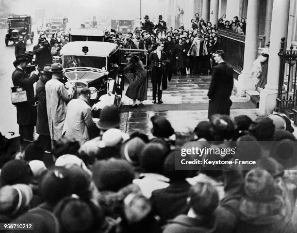 La Duchesse de Kent rentre dans sa voiture entourée par une foule pour se rendre à la cérémonie, à Londres, Royaume-Uni le 21 novembre 1935.