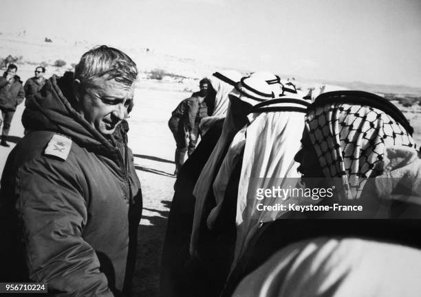 Le général Ariel Sharon et les Bédouins du désert de Néguev, en Israël.