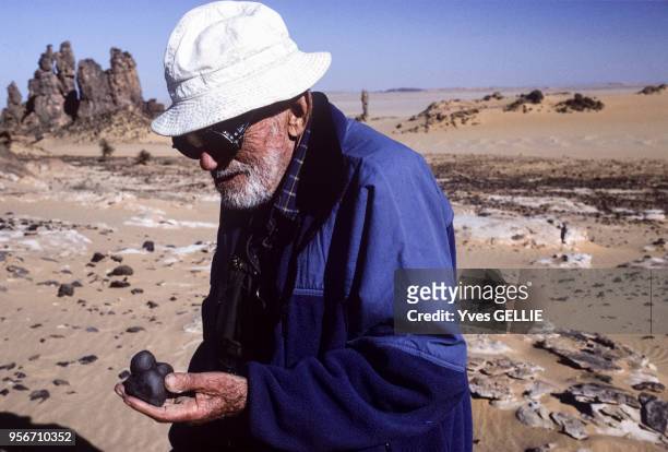 Explorateur français Théodore Monod lors d'une excursion dans le nord du Soudan.