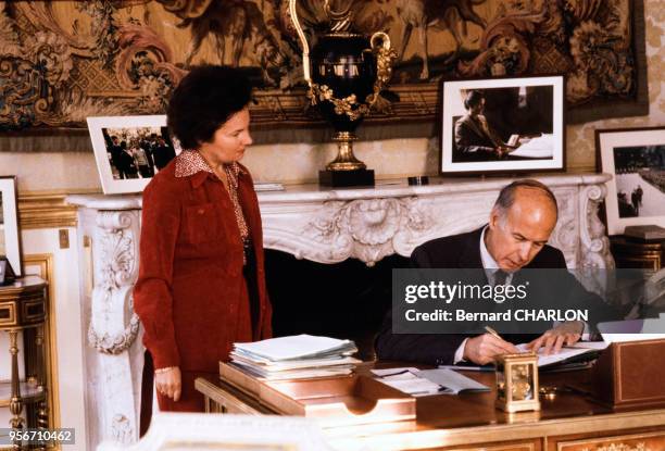 Le président de la République Valéry Gscard d'Estaing avec sa secretaire Madame Marguerite Villetelle au palais de l'Elysée en 1980 à Paris, France.