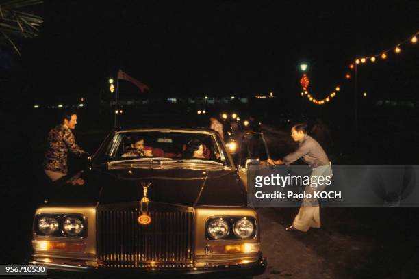 Arrivée du sultan du Brunei Hassanal Bolkiah à une réception avec son épouse en voiture, Etat de Brunei Darussalam.