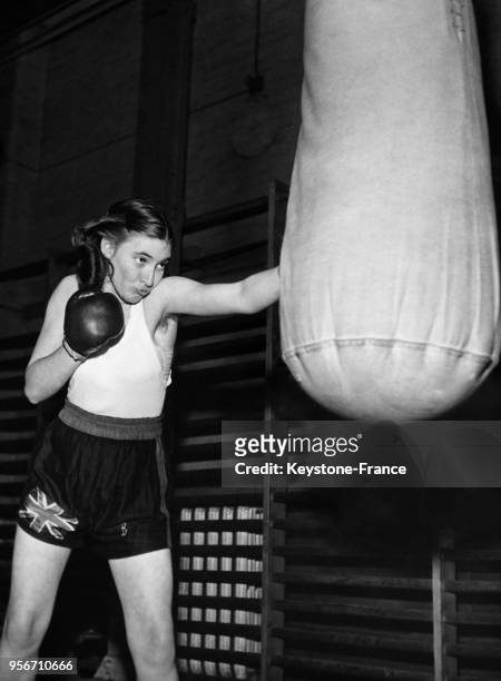 La boxeuse anglaise Barbara Buttrick s'entraîne sur un punching-ball pour devenir boxeuse professionnelle, au Royaume-Uni.