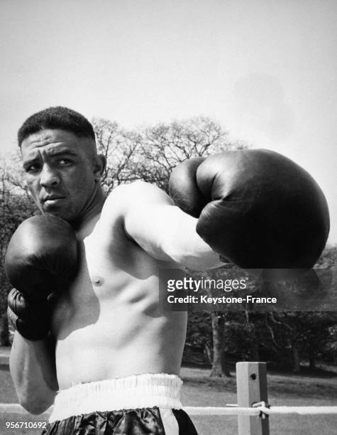 Le boxeur Randy Turpin à l'entraînement, au Royaume-Uni.