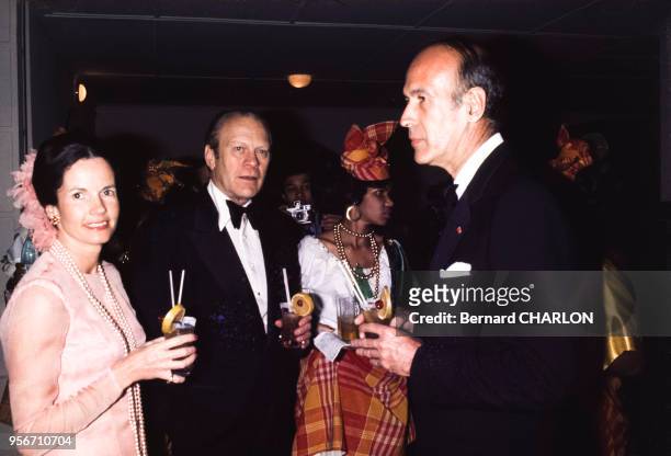 Valéry Giscard d'Estaing avec son épouse Anne-Aymone et le président américain Gerald Ford en décembre 1974 à Fort-de-France, Martinique.