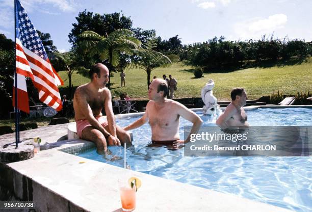 Valéry Giscard d'Estaing, le président américain Gerald Ford et le secrétaire d'Etat Henry Kissinger se baignent dans une piscine en décembre 1974 à...