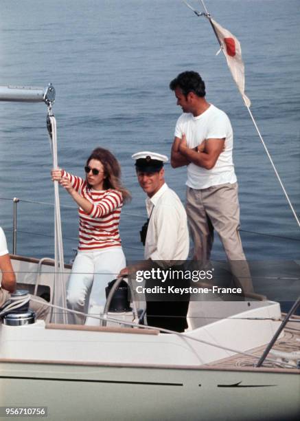 La princesse Anne et le prince Philip naviguant sur un bateau à Cowes, Ile de Wight, Royaume-Uni le 4 août 1970.