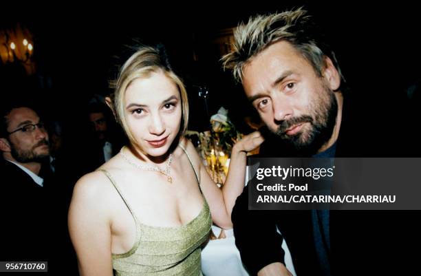 Mira Sorvino et Luc Besson le 9 mai 1997 à un dîner lors du festival de Cannes en France.