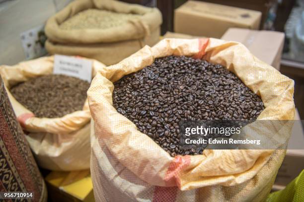 roasted coffee beans - bazaar market stock-fotos und bilder