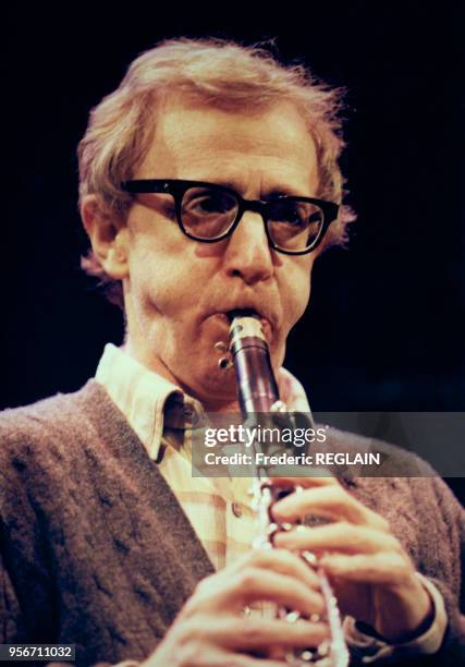 Le réalisateur américain Woody Allen en concert à l'Olympia le 4 mars 1996 à Paris, France.