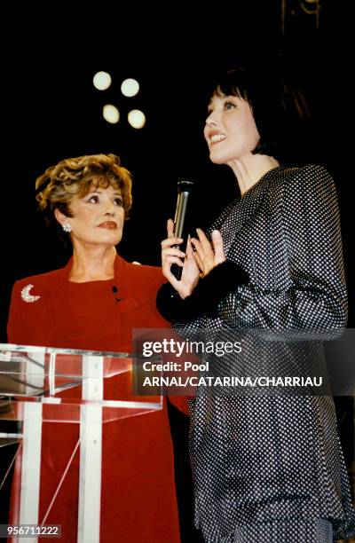 Jeanne Moreau et Isabelle Adjani lors de la cérémonie d'ouverture le 7 mai 1997 au festival de Cannes en France.