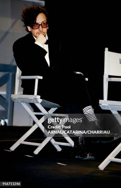 Tim Burton lors de la cérémonie d'ouverture le 7 mai 1997 au festival de Cannes en France.