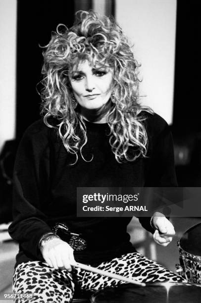 Bonnie Tyler joue de la batterie, 3 mars 1988 à Paris, France.