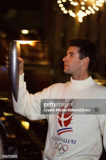 Le danseur français Patrick Dupond portant la Flamme des Jeux Olympiques d'hiver d'Albertville, à Paris, France.