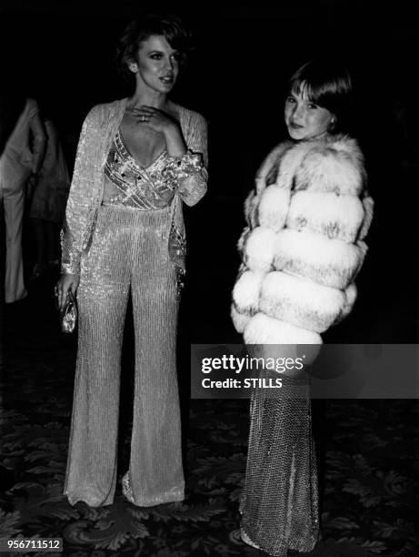 Ann-Margret et Tatum O'Neal en soirée dans les années 70 aux Etats Unis.