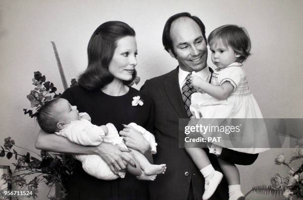 Salimah Aga Khan et Karim Aga Khan avec leurs enfants Zahra Aga Khan et Rahim Aga Khan en 1971 en Suisse.