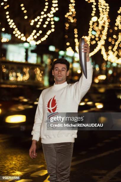 Le danseur français Patrick Dupond portant la Flamme des Jeux Olympiques d'hiver d'Albertville, à Paris, France.