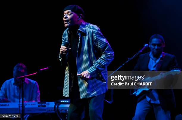 Le chanteur de jazz et de soul américain Al Jarreau en concert live à l'Olympia le 1er juillet 2010 à Paris, France.