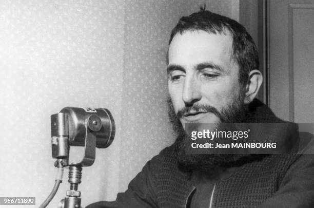 Abbé Pierre enregistrant son appel d'aide aux sans-abris pour l'édition d'un disque par Pathé-Marconi, à l'hôtel Bristol, à Paris, en 1954, France.