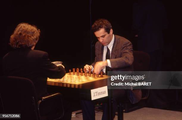 Le joueur d'échecs russe Garry Kasparov disputant le trophée Immopar, à Paris, en novembre 1991, France.