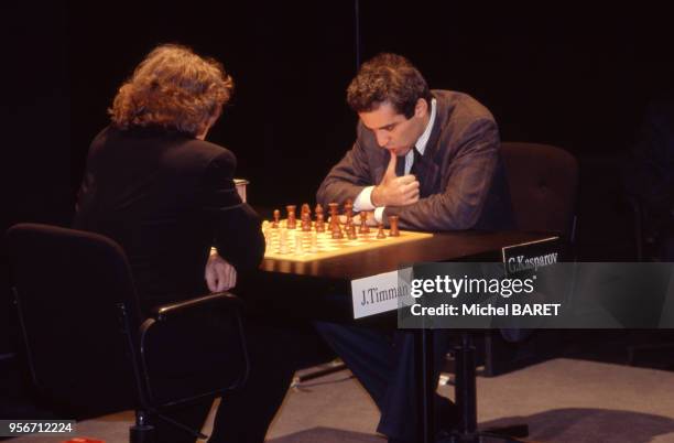 Le joueur d'échecs russe Garry Kasparov disputant le trophée Immopar, à Paris, en novembre 1991, France.