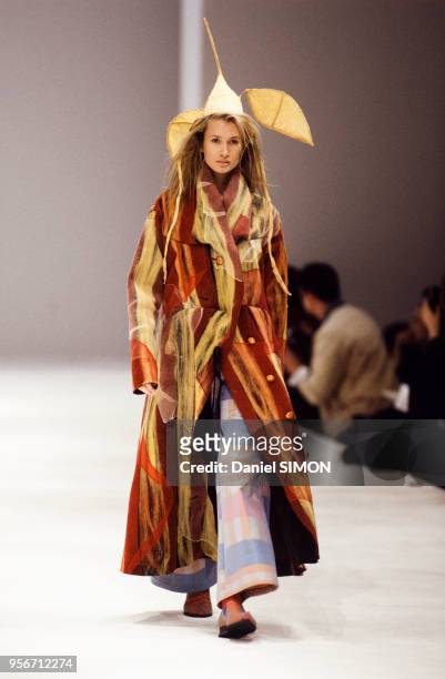 Défilé Issey Miyake lors des présentations de mode Prêt-à-Porter Automne-Hiver 1997-1998 le 11 mars 1997 à Paris, France.
