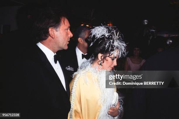 Richard Burton et Elizabeth Taylor à l'anniversaire des 75 ans du restaurant ?Maxim's? à Paris, en 1968, France.