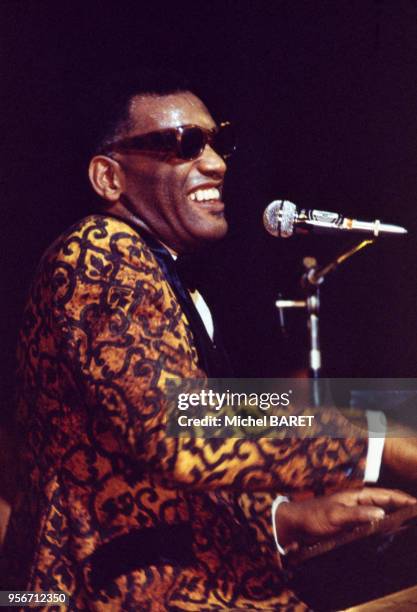 Le chanteur américain Ray Charles sur scène à la Salle Pleyel à Paris, France.