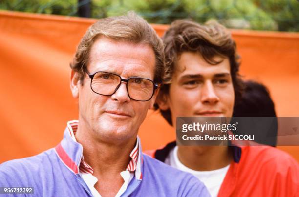 Acteur Roger Moore avec son fils Christian le 9 juin 1985 à Monaco.