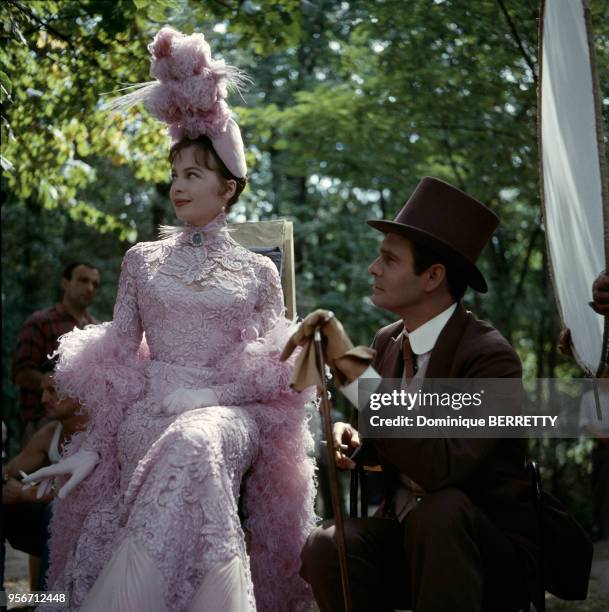 Les acteurs français Leslie Caron et Louis Jourdan pendant le tournage de ?Gigi? de Vincente Minnelli, à Paris, en 1958, France.