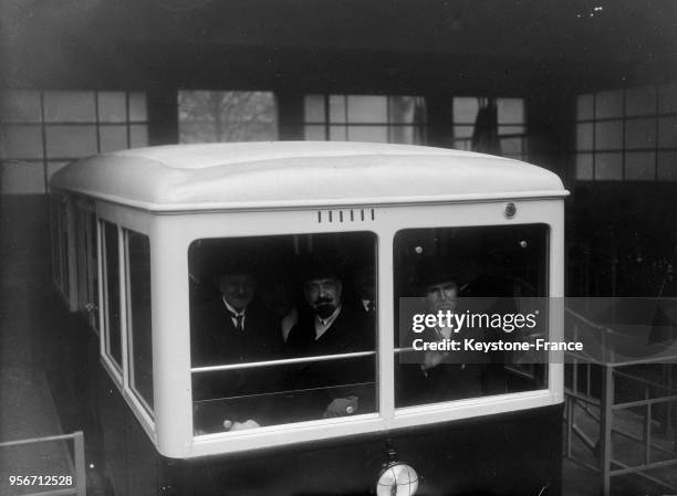 Monsieur Contenot, président du Conseil municipal , photographié dans la cabine du funiculaire, à Paris, France le 2 février 1935.