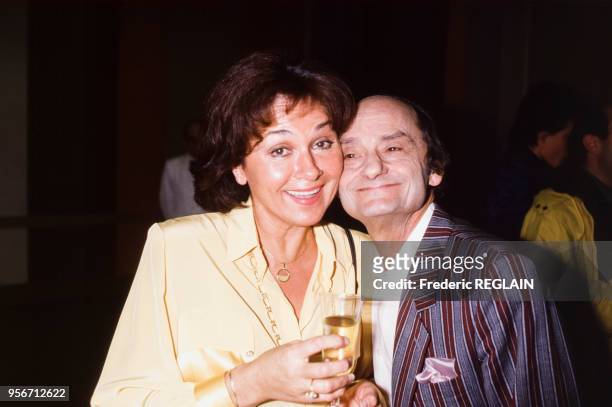 Sim et son épouse Marie-Claude une verre de champagne à la main le 6 novembre 1985 à Paris, France.