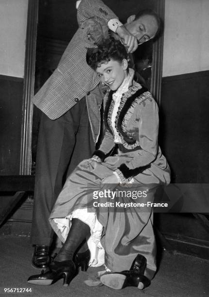 Actrice française Danièle Delorme se fait coiffer avant de monter sur scène pour la première de la pièce 'Colombe' au théâtre de l'Atelier, à Paris,...