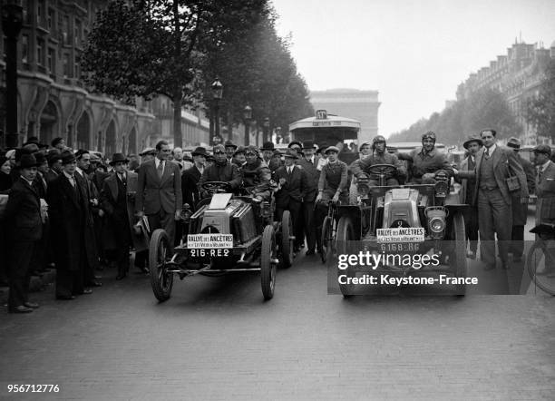 Arrivée du gagnant du 'rallye des ancêtres', Maurice Béquet sur sa Renault 19 CV d'un autre siècle, à droite le deuxième, Lucien Hautbourdin sur une...