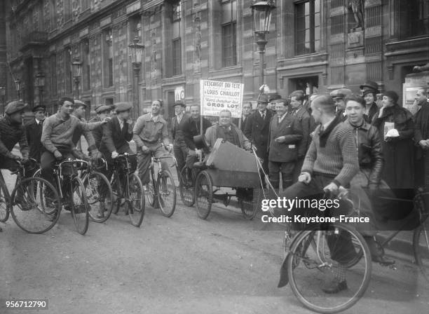 Chaillot, l'ancien champion cycliste olympique, escorté de nombreux amis, arrive au Pavillon de Flore sur son tri-porteur pour recevnoir le gros lot...