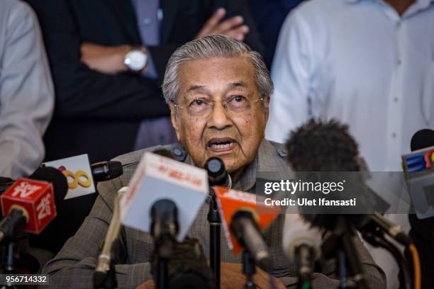 Mahathir Mohamad, chairman of 'Pakatan Harapan' , speaks during press conference following the 14th general election on May 10, 2018 in Kuala Lumpur,...