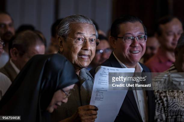 Mahathir Mohamad, chairman of 'Pakatan Harapan' , holds document during press conference following the 14th general election on May 10, 2018 in Kuala...
