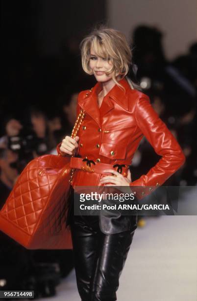 Claudia Schiffer en veste de cuir rouge de la collection Chanel Prêt-à-Porter Printemps/Eté en mars 1992, Paris, France.