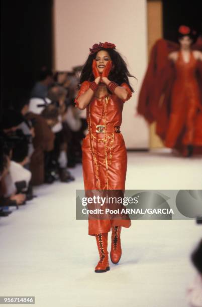 Veronica Webb en robe de cuir rouge au défilé Chanel Prêt-à-Porter Printemps/Eté en mars 1992, Paris, France.