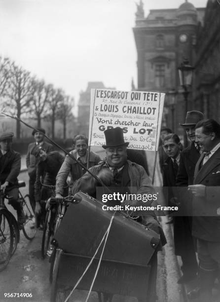 Chaillot, l'ancien champion cycliste olympique, escorté de nombreux amis, arrive au Pavillon de Flore sur son tri-porteur pour recevnoir le gros lot...
