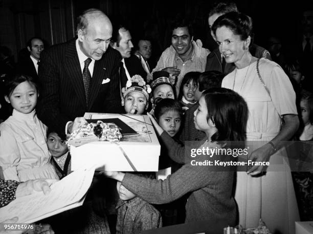 Le Président Giscard d'Estaing et son épouse Anne-Aymone Giscard d'Estaing avec des enfants pour la fête de Noël au palais de l'Elysée, à Paris,...