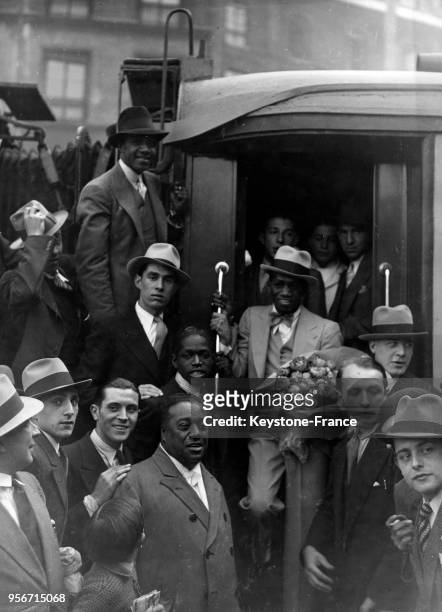 Jules Ladoumègue avec le boxeur Panama Al Brown avant leur départ de la gare Saint-Lazare pour les USA, à Paris, France en juillet 1932.