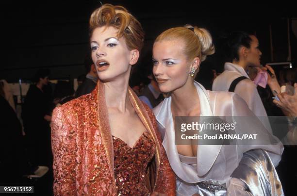 Kristen Mc Menamy et Eva Herzigova dans les coulisses du défilé Dior Prêt-à-Porter Automne/Hiver en mars 1995 à Paris, France.